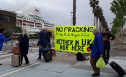 Acción de apoyo a la semana Internacional contra el fracking en Lancashire. No fracking. Cantabria